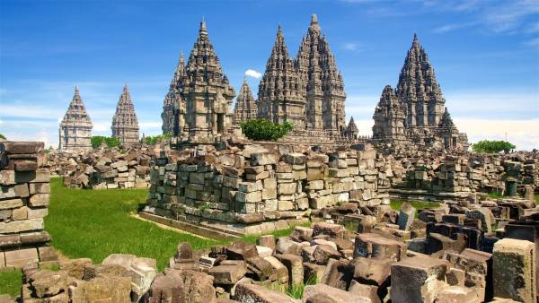 15 Bangunan Bersejarah di Indonesia yang Memukau