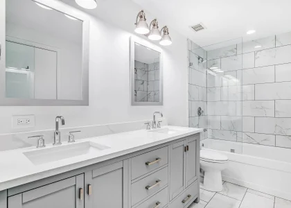 10 Desain Kamar Mandi Sederhana yang Tampak Bersih 4 Desain Kamar Mandi Sederhana yang Tampak Bersih