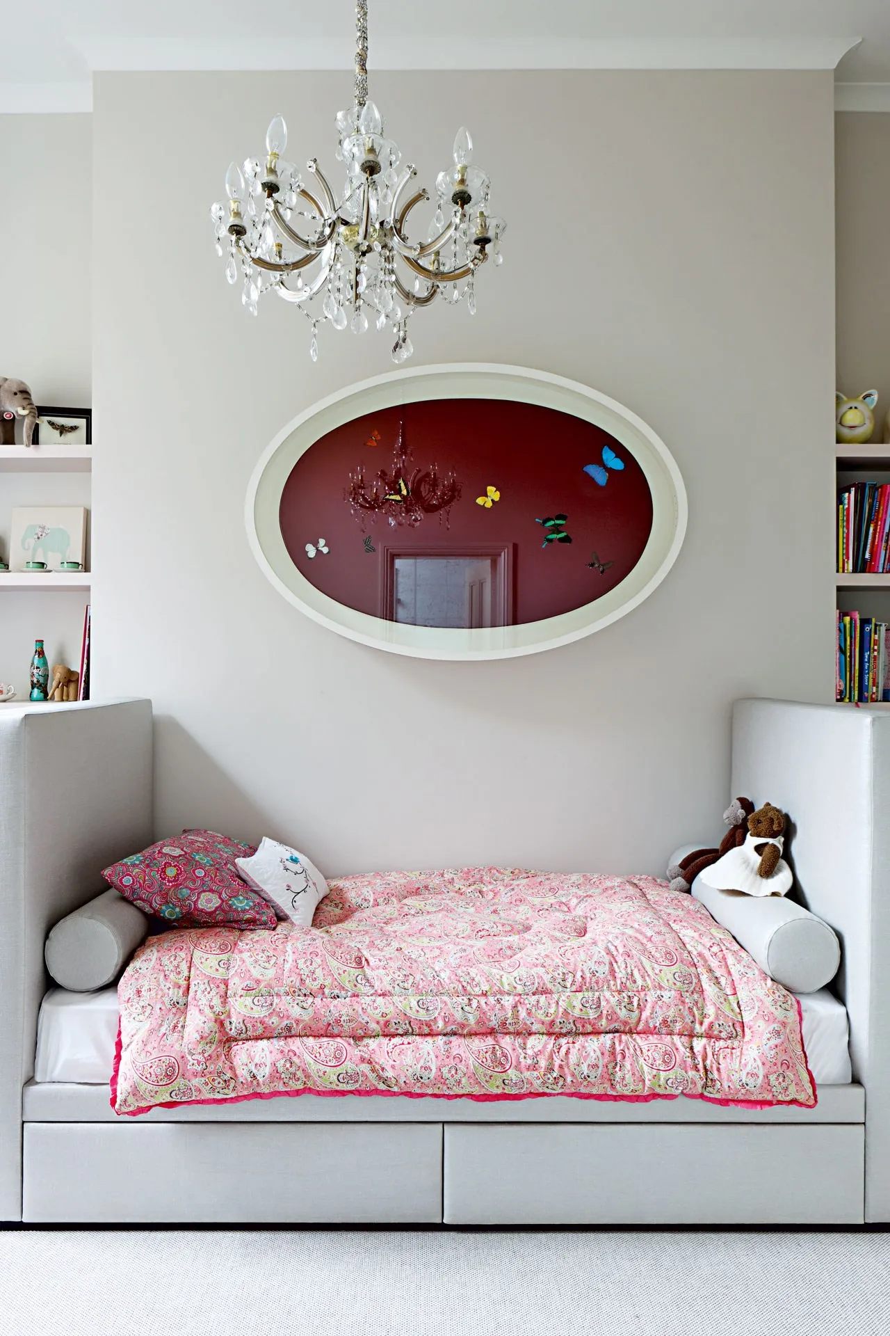 22 Desain Kamar Untuk Anak Perempuan yang Cantik 8 Aksen Seni dan Lampu Kristal
