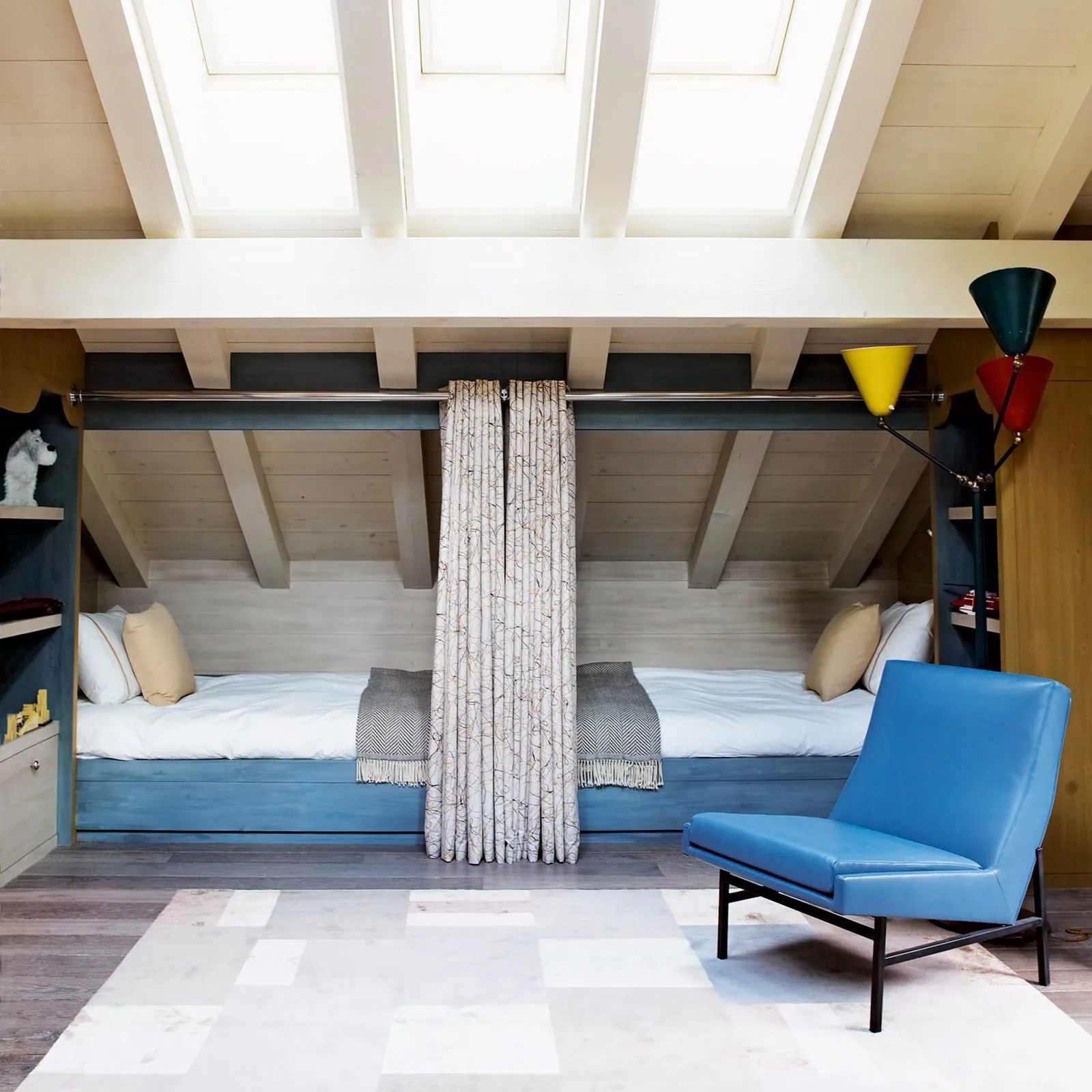 8 Inspirasi Desain Kamar Tidur untuk Dua Anak yang Nyaman 5 Desain Warna Cerah untuk Suasana Dinamis