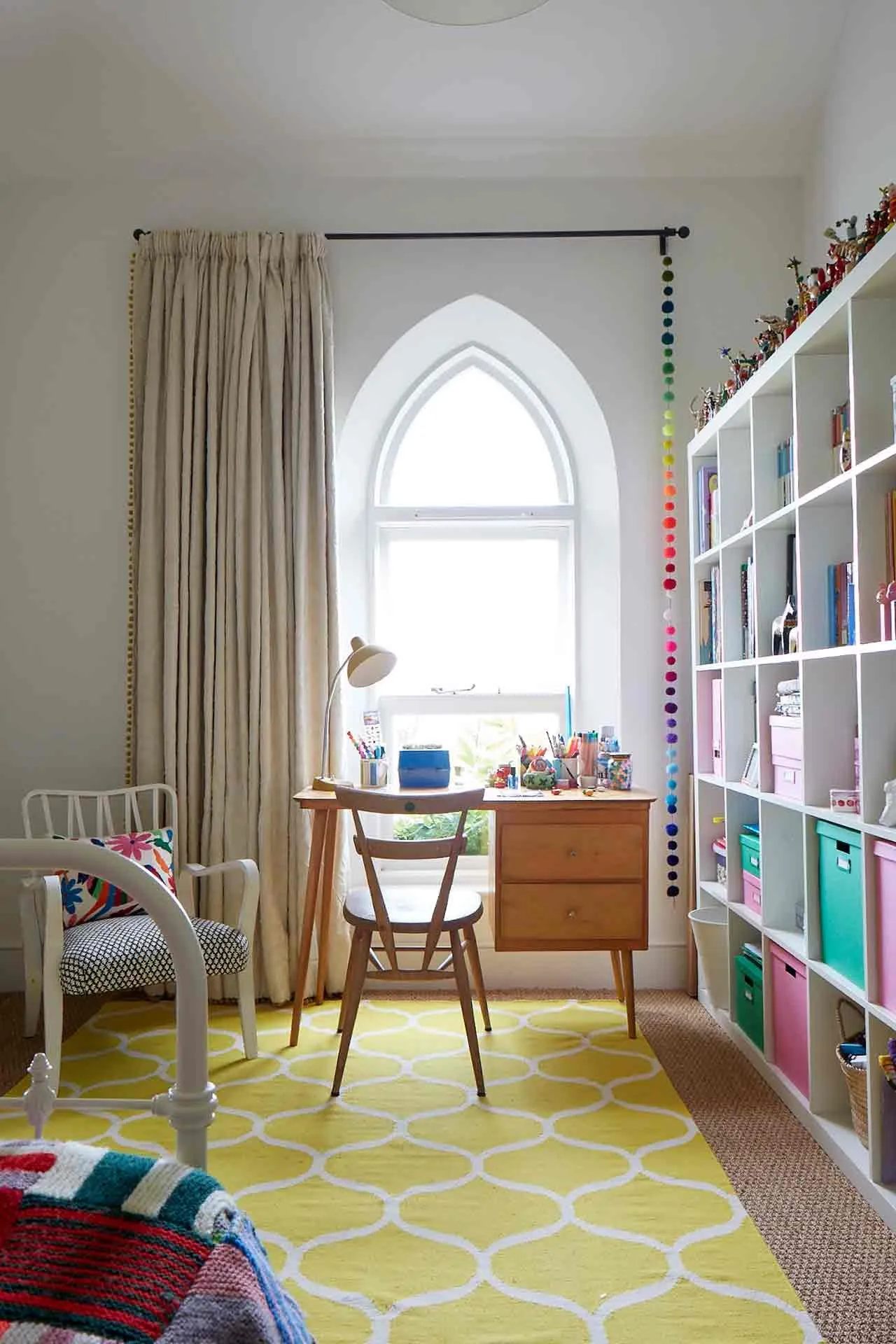22 Desain Kamar Untuk Anak Perempuan yang Cantik 16 Dinding Penyimpanan Warna-warni