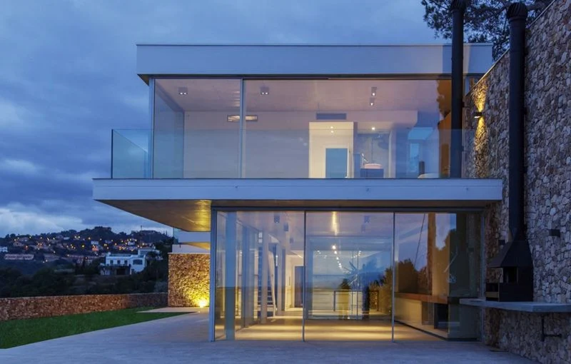 10 Gambar Desain Rumah Minimalis Modern yang Nyaman dan Bernilai Estetika Tinggi 9 Gambar Fasad Minimalis dengan Panel Kaca Besar