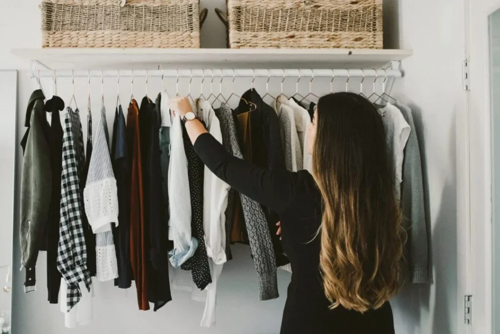 7 Tips Menggunakan Gantungan Baju di Dalam Kamar agar Rapi dan Nyaman Setiap Hari 2 Gantungan Baju di Dalam Kamar agar Rapi