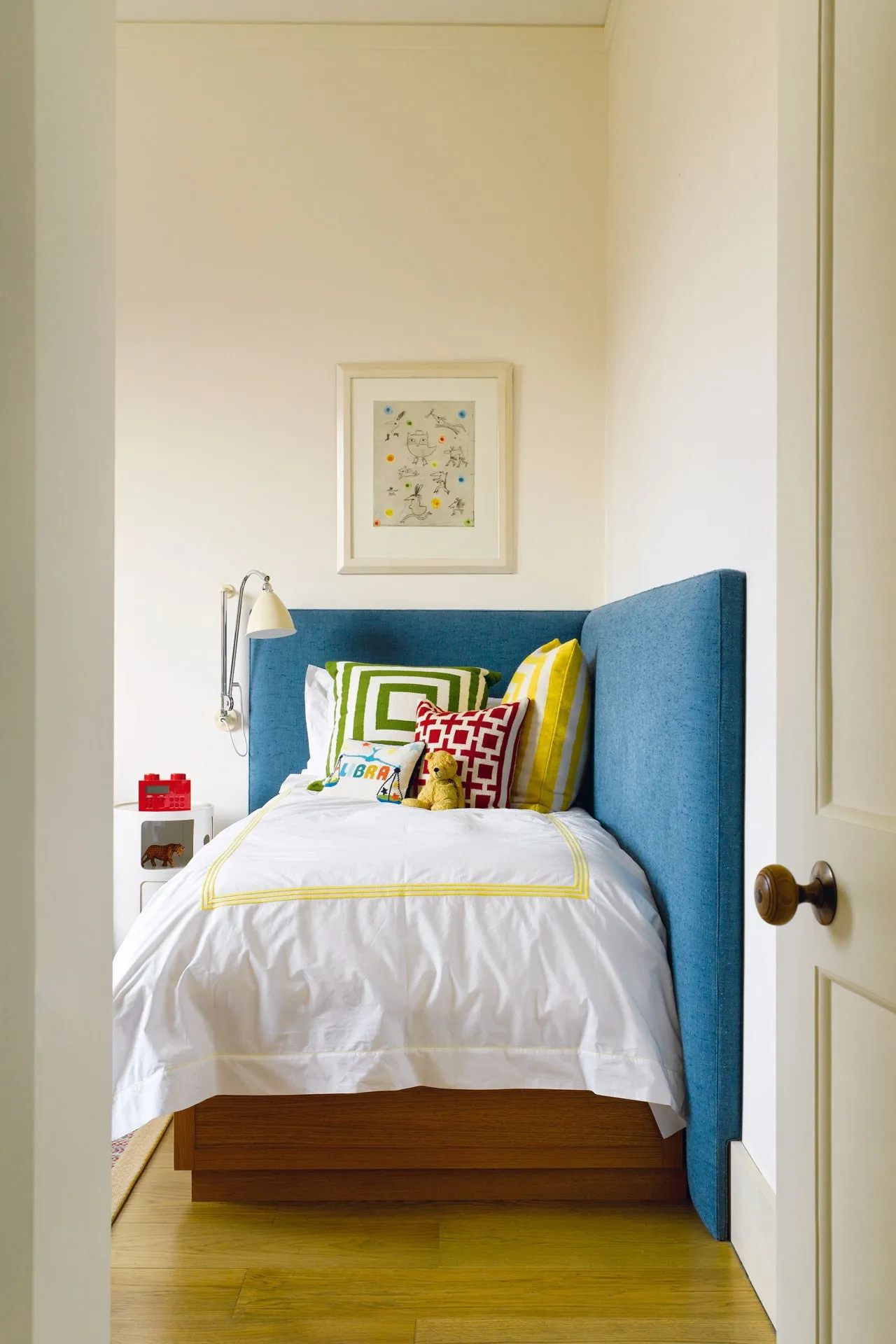 22 Desain Kamar Untuk Anak Perempuan yang Cantik 9 Headboard Nyaman untuk Keamanan