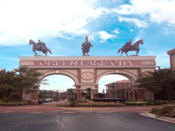Jalan Green Lake City Boulevard, Akses ke 4 Cluster, Pusat Bisnis, dan Transportasi