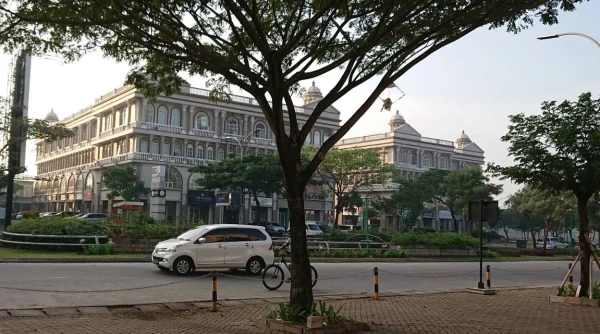 Jalan Green Lake City Boulevard, Jalan Strategis yang Multifungsi