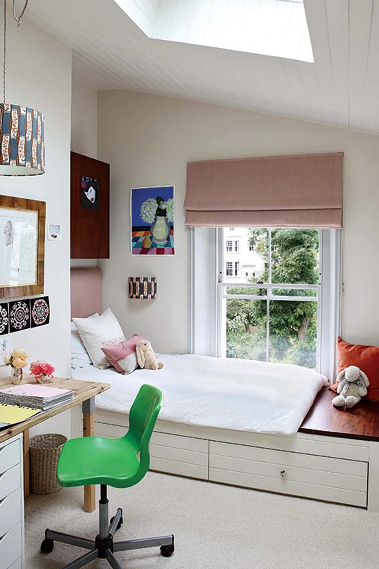 22 Desain Kamar Untuk Anak Perempuan yang Cantik 15 Kamar Loteng dengan Cahaya Alami