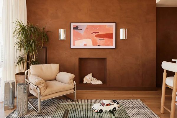 7 Inspirasi Desain Kamar Hotel di Rumah: Simpel, Nyaman, dan Elegan 2 Kamar dengan Nuansa Cokelat Tua yang Hangat