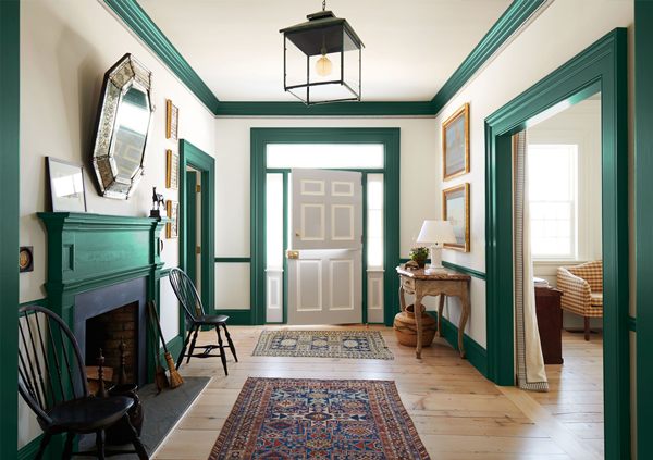 10 Inspirasi Molding Dinding Elegan untuk Tampilan Rumah Lebih Mewah 8 Kombinasi Moulding dan Lukisan