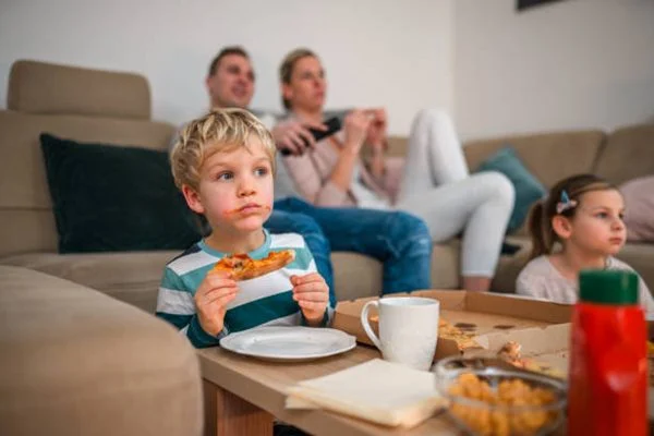 Makan Sambil Nonton TV
