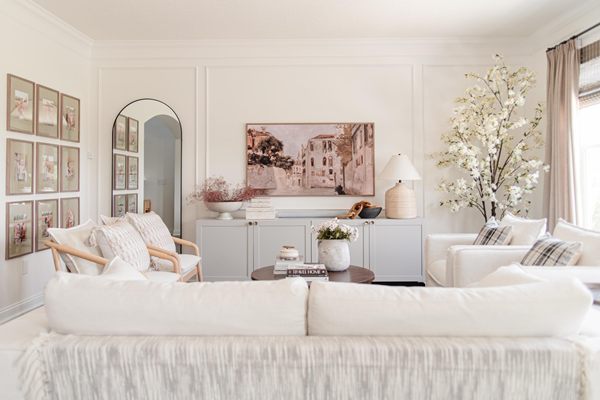 10 Inspirasi Molding Dinding Elegan untuk Tampilan Rumah Lebih Mewah 7 Moulding Bingkai Buat Efek Galeri Dinding