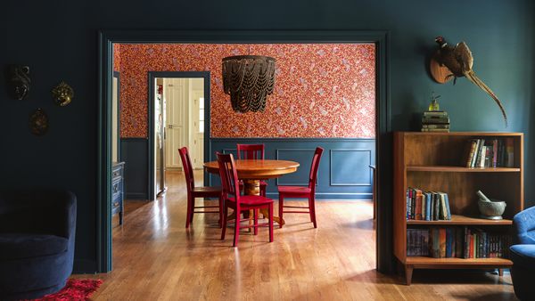 10 Inspirasi Molding Dinding Elegan untuk Tampilan Rumah Lebih Mewah 3 Moulding Warna Gelap