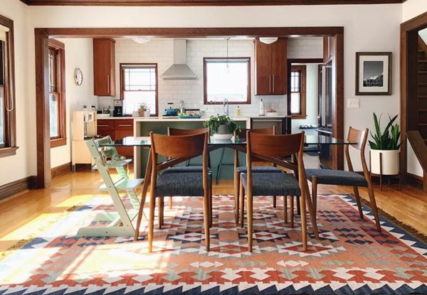 10 Inspirasi Molding Dinding Elegan untuk Tampilan Rumah Lebih Mewah 4 Nuansa Natural Pakai Moulding Kayu