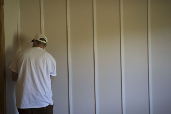 10 Inspirasi Molding Dinding Elegan untuk Tampilan Rumah Lebih Mewah 11 POLA GARIS LURUS MOLDING