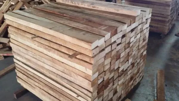 Papan Kayu dari Pohon Borneo