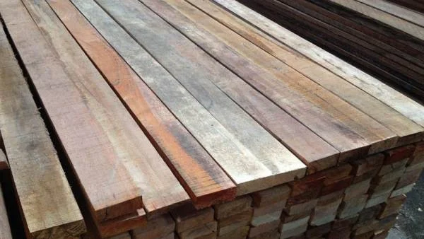 Papan Kayu dari Pohon Kamper