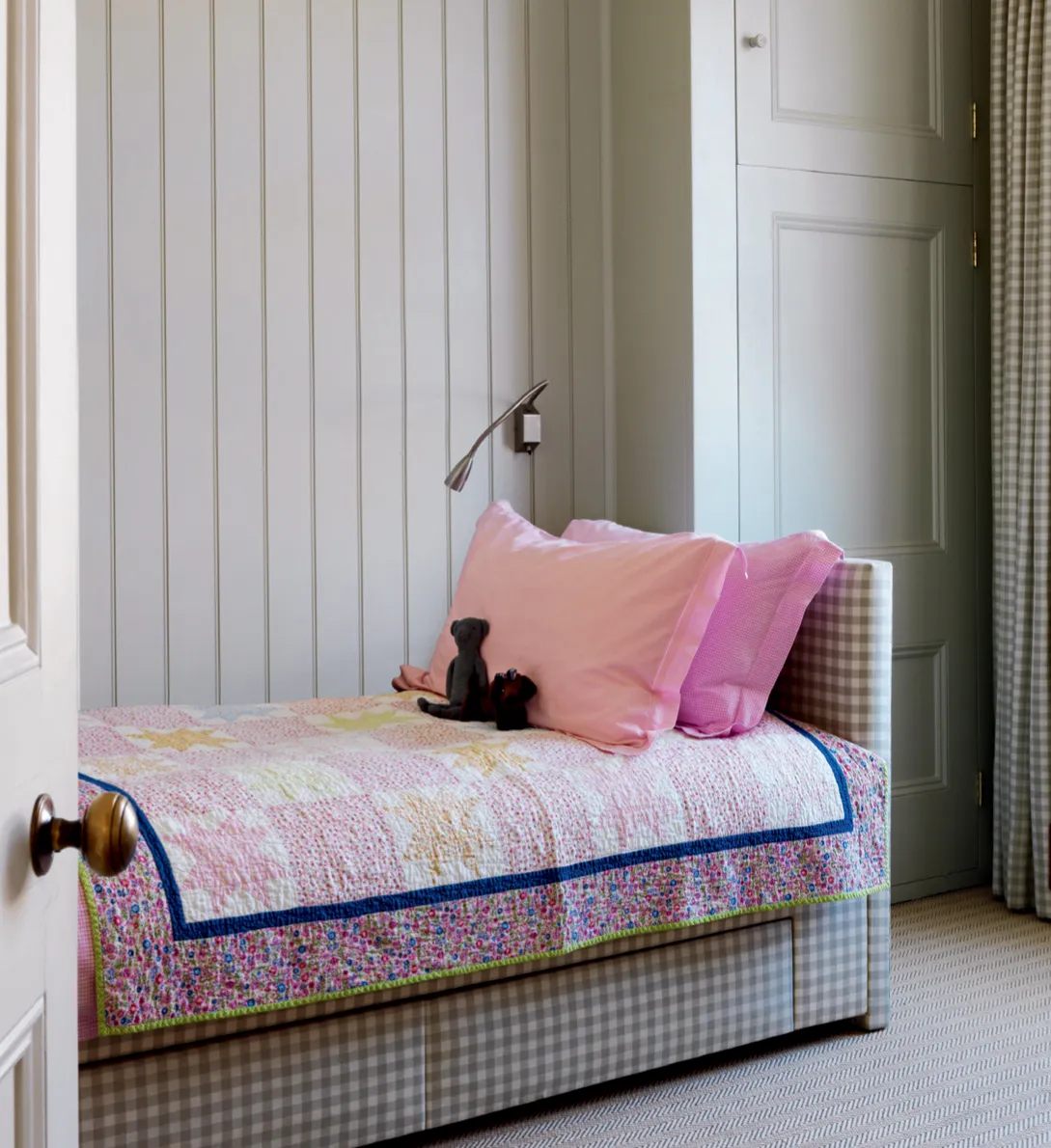 22 Desain Kamar Untuk Anak Perempuan yang Cantik 3 Perpaduan Kayu Panel dan Warna Pastel