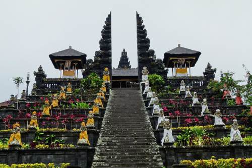 Pura Besakih, pura suci bersejarah di Indonesia