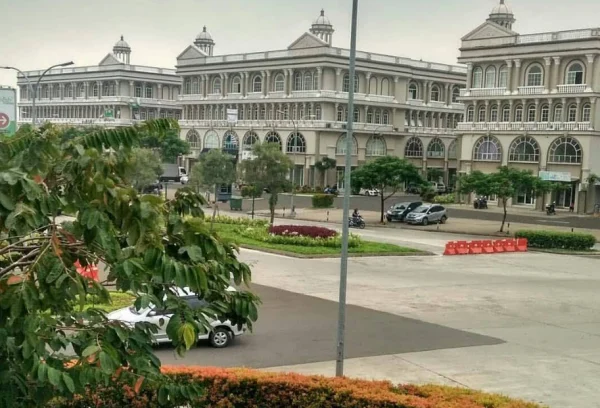 Pusat Bisnis di Sepanjang Jalan Green Lake City Boulevard
