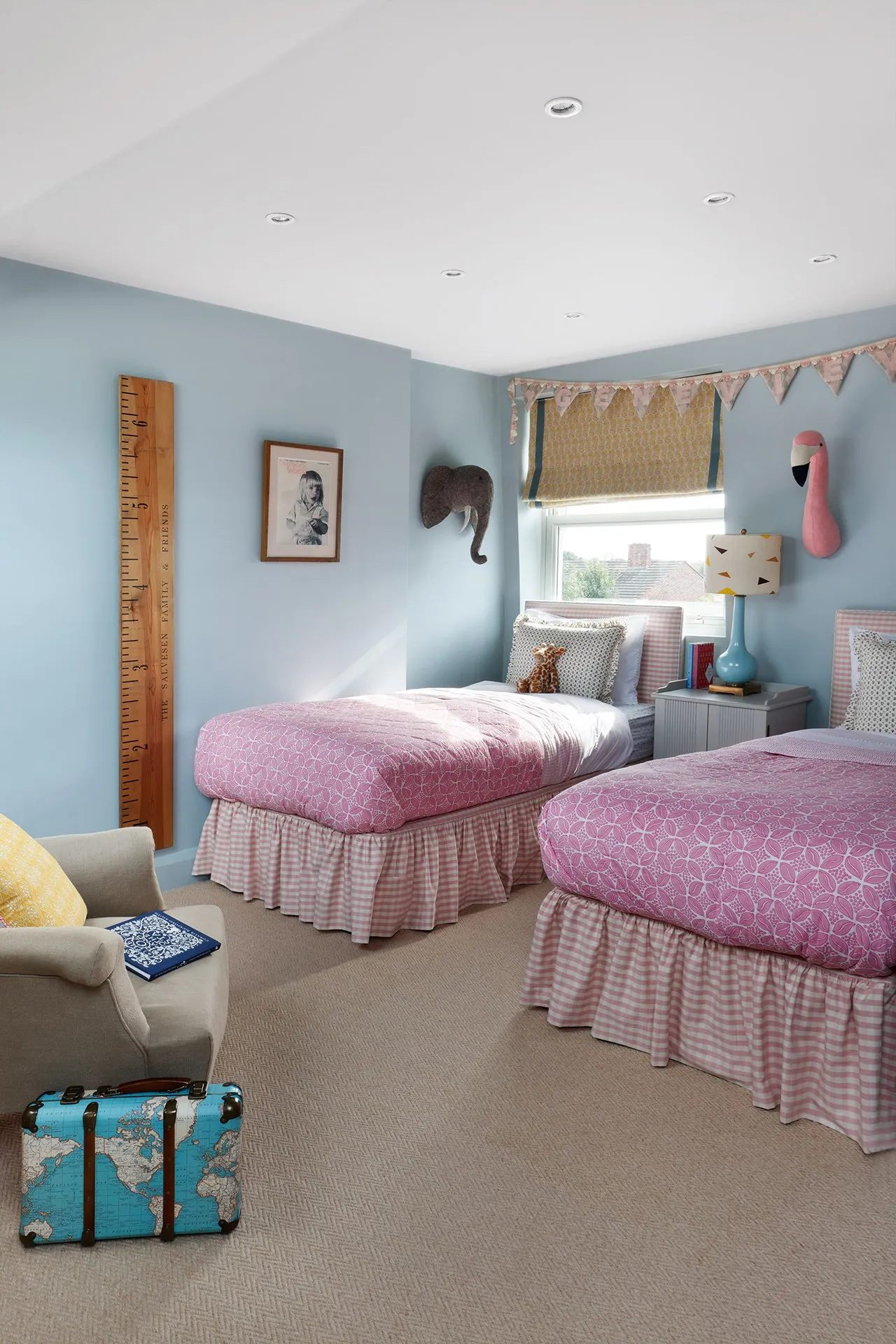 22 Desain Kamar Untuk Anak Perempuan yang Cantik 19 Quilt Berwarna Cerah untuk Aksen