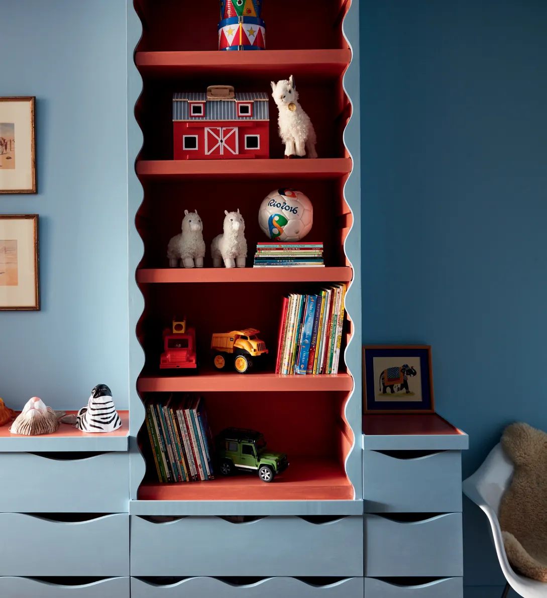 22 Desain Kamar Untuk Anak Perempuan yang Cantik 6 Rak Buku dan Laci Fungsional