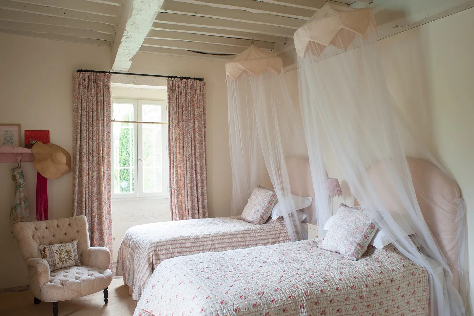 8 Inspirasi Desain Kamar Tidur untuk Dua Anak yang Nyaman 6 Ranjang dengan Kanopi untuk Sentuhan Imajinatif