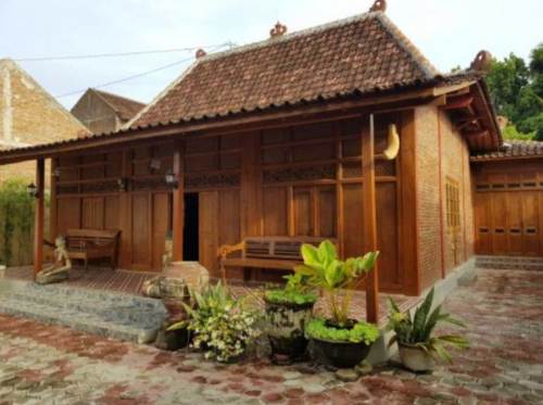Rumah Adat Panggang Pe