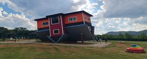 Rumah Terbalik yang Bikin Dunia Kayak Jungkir Balik