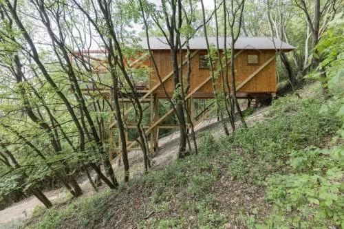 Rumah di Tanah Curam