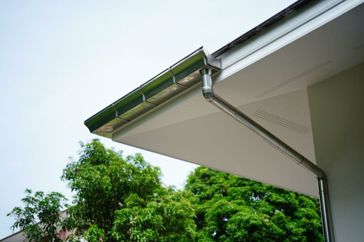  Foto rumah modern dengan sistem talang aluminium tersembunyi di balik profil atap.