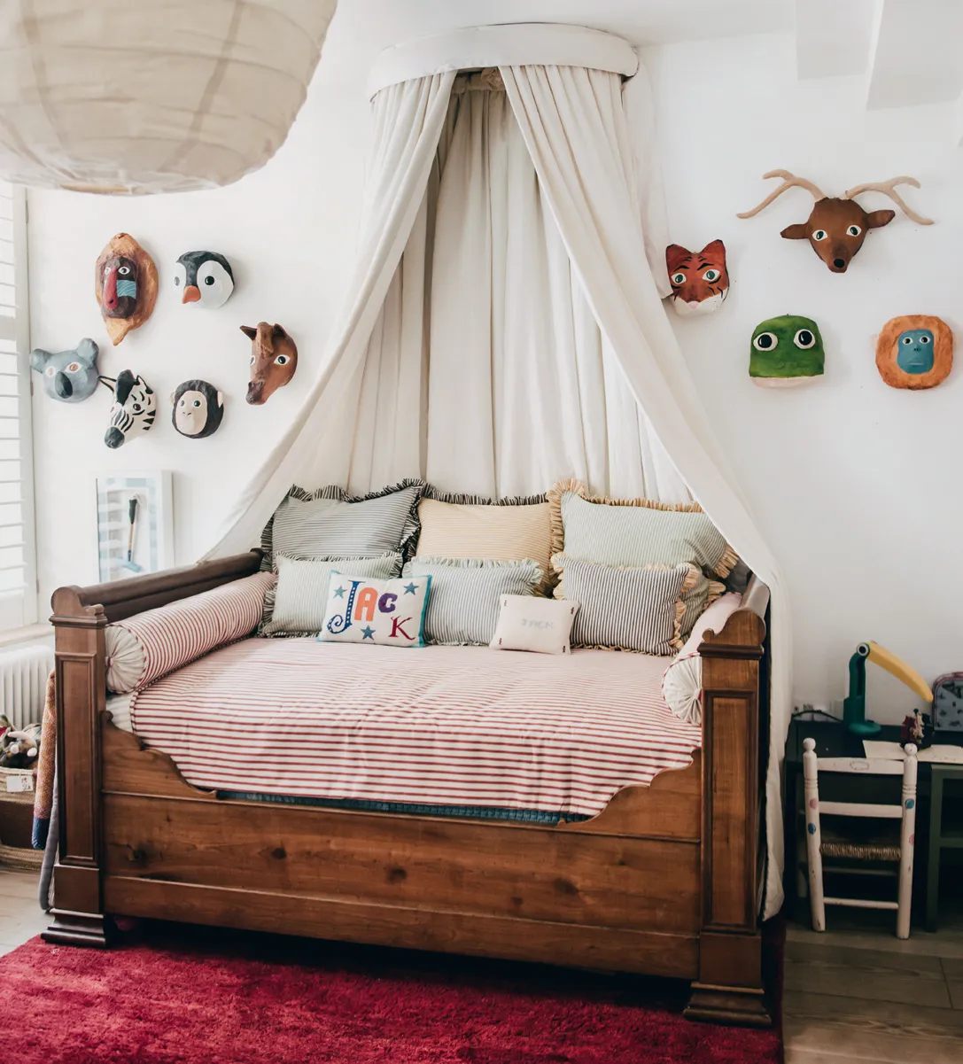 22 Desain Kamar Untuk Anak Perempuan yang Cantik 18 Tempat Tidur Antik dengan Kanopi