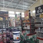 Toko bangunan di Kuta Terdekat dengan deretan material konstruksi seperti semen, cat, dan pipa siap jual di etalase toko
