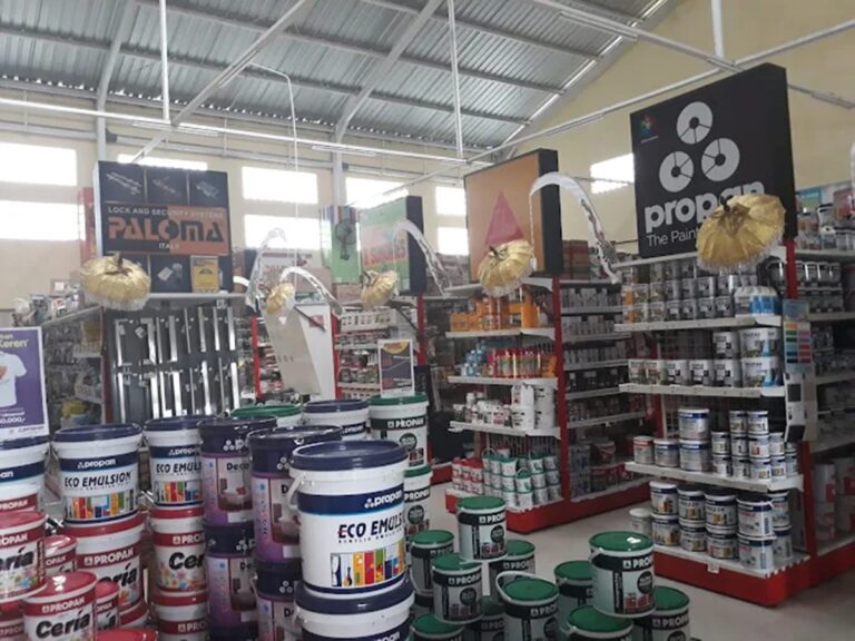 Toko bangunan di Kuta Terdekat dengan deretan material konstruksi seperti semen, cat, dan pipa siap jual di etalase toko