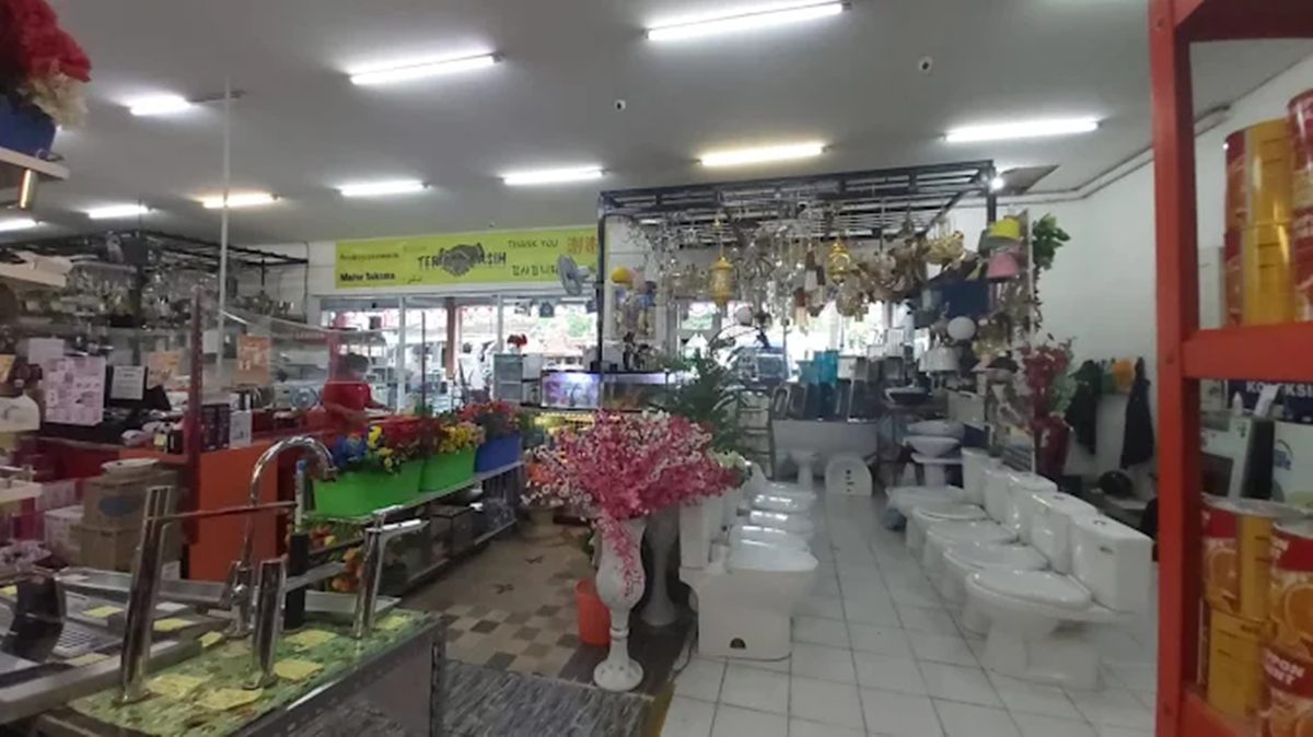 Bagian dalam toko bangunan di Tabanan dengan koleksi bahan bangunan, alat pertukangan, dan mesin konstruksi yang tertata rapi