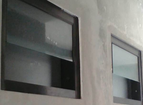 Ventilasi Kaca Mati di Atas Jendela
