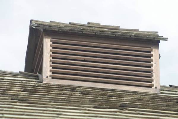 Ventilasi Loster Kayu