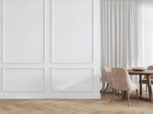 10 Inspirasi Molding Dinding Elegan untuk Tampilan Rumah Lebih Mewah 2 Wall Moulding Putih Klasik