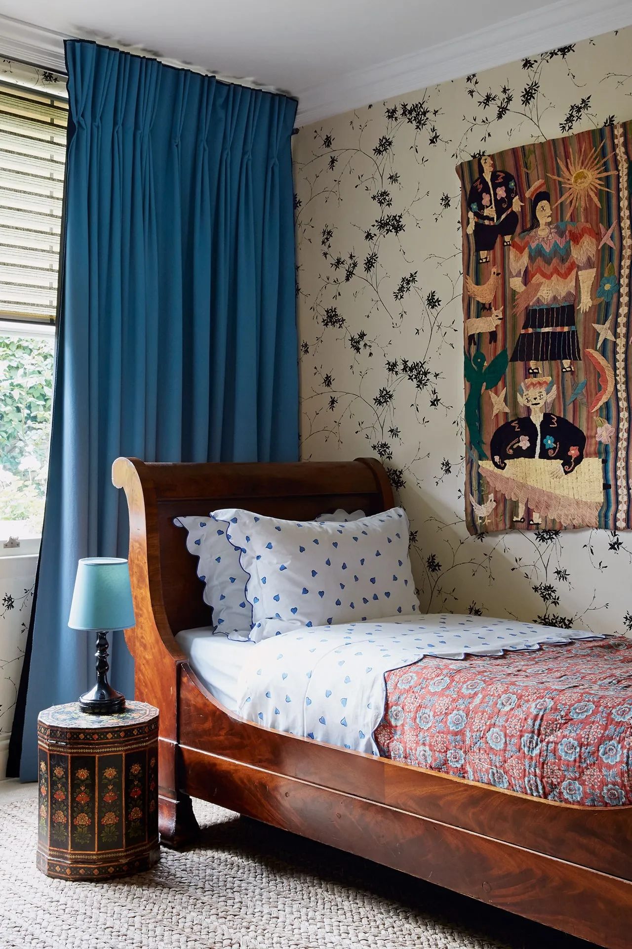 22 Desain Kamar Untuk Anak Perempuan yang Cantik 7 Wallpaper Motif Flora Eksotis