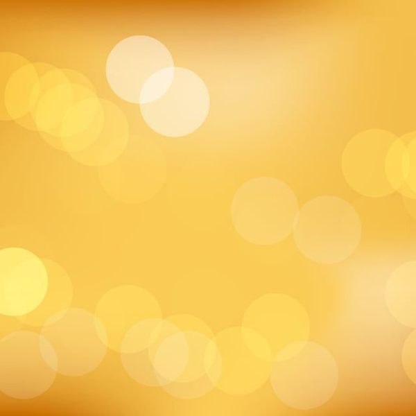 20 Wallpaper Ruang Makan Impian yang Bikin Suasana Makan Makin Nyaman! 22 wallpaper warna coklat dengan lampu gantung kuning